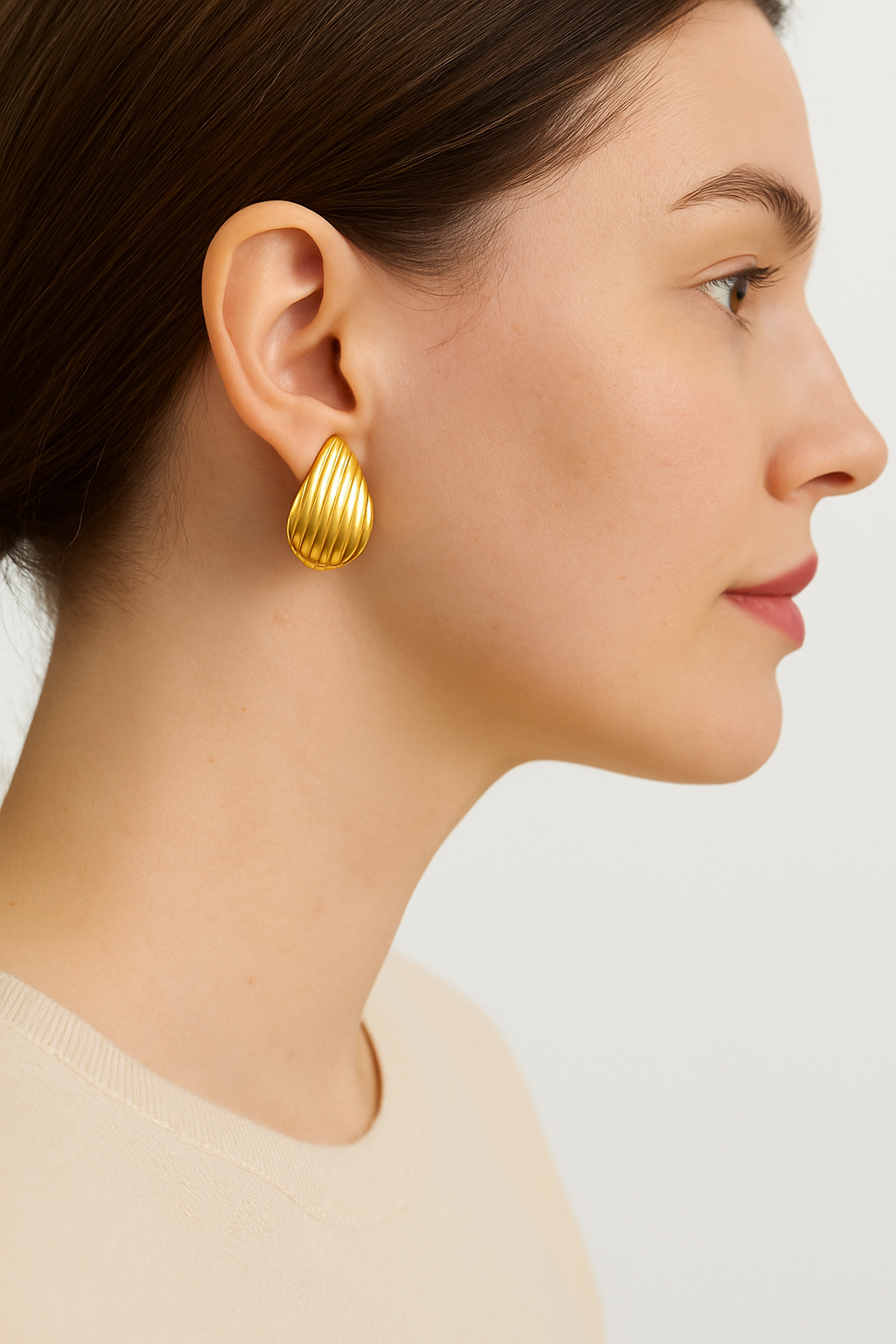 Sylanora Wave Teardrop Earrings – 18K Gold-Plated & Waterproof Elegance